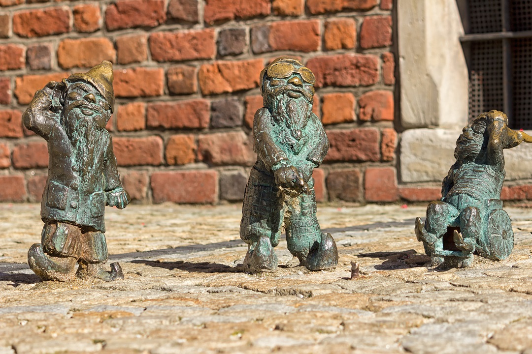 Tre statuette di bronzo che rappresentano gli gnomi, simboli della citta di Breslavia
